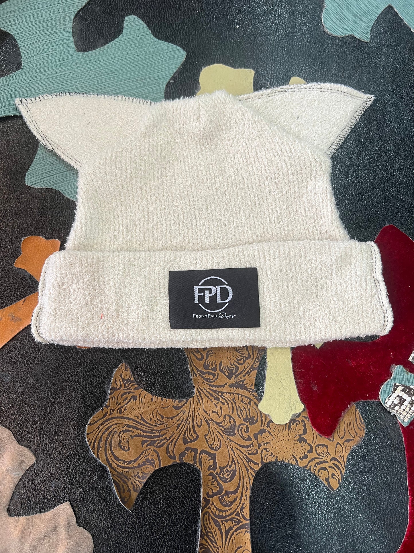 Fuzzy cat ears beanie (off white)