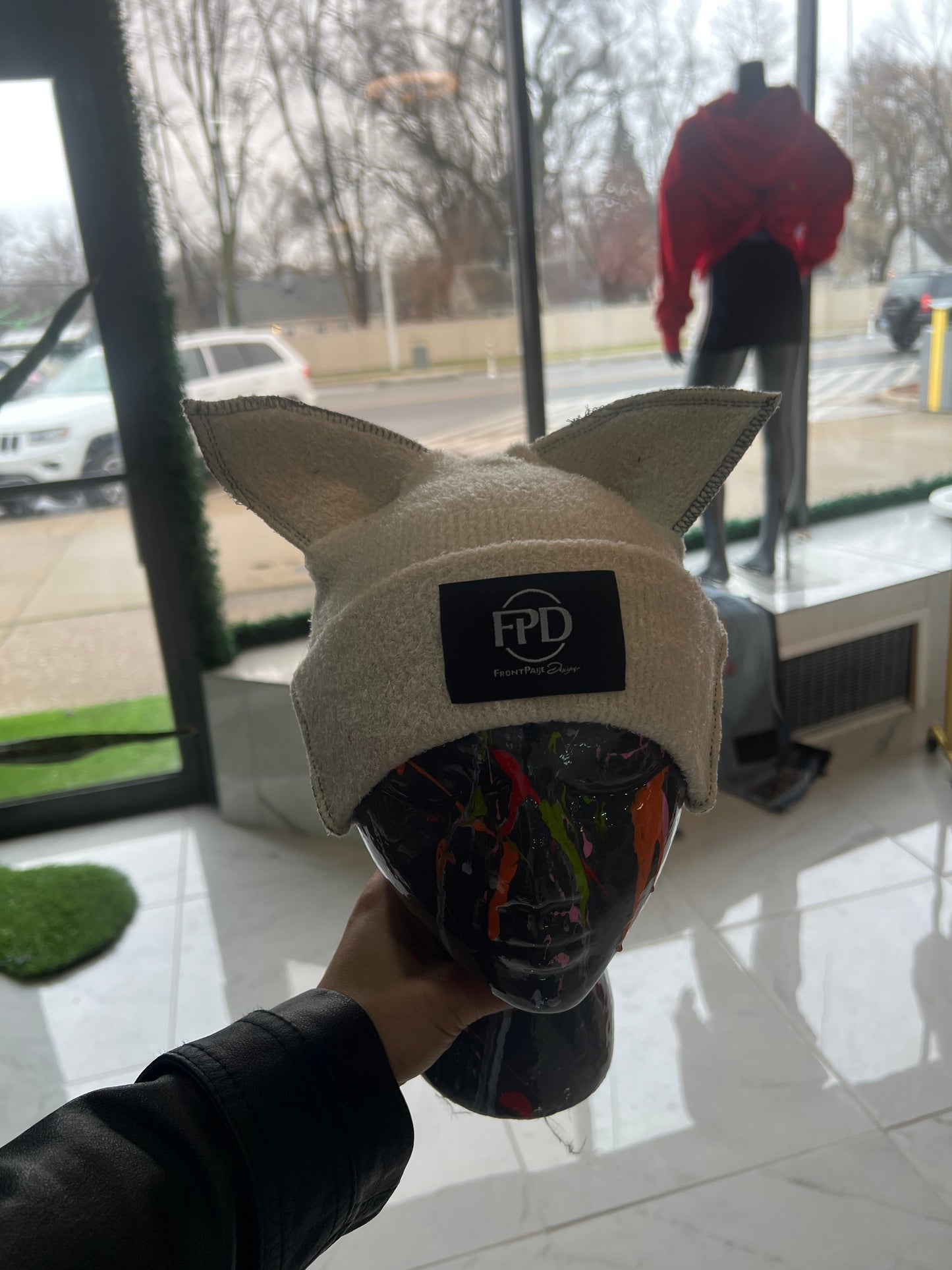 Fuzzy cat ears beanie (off white)